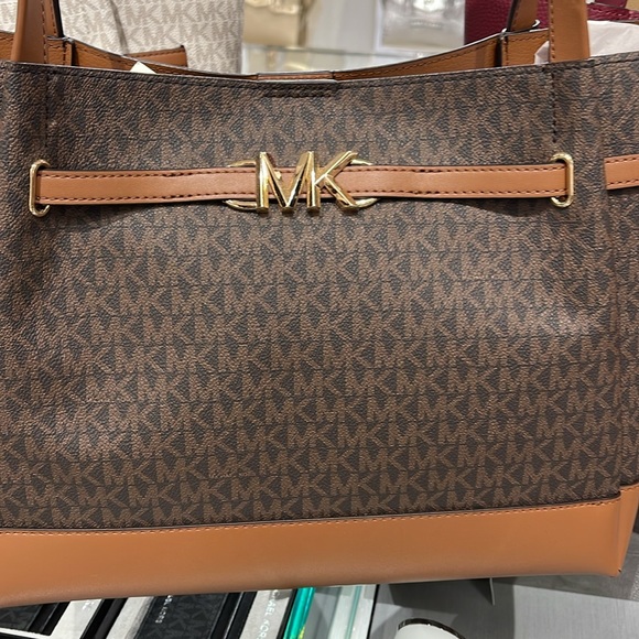 MICHAEL KORS
Reed Large Logo Belted Shoulder Tote Bag
Brown 
NWT - Picture 2 of 16